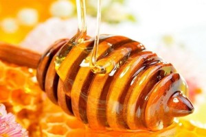 Λεκές από μέλι: Αφαιρέστε τον λεκέ από το ύφασμα εύκολα και ανέξοδα χωρίς χημικά απορρυπαντικά