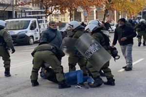 Θεσσαλονίκη: Εικόνες που συγκλονίζουν δείχνουν τα ΜΑΤ να χτυπούν τον πατέρα του 16χρονου