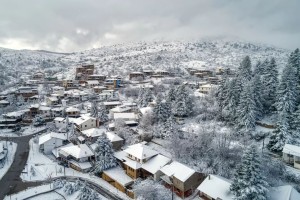 Απογειώστε τα Χριστούγεννα: 3 χωριά δίπλα σε χιονοδρομικά κέντρα που θα λατρέψεις να ταξιδέψεις τις γιορτές