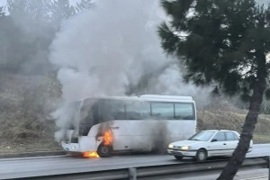 Θεσσαλονίκη: Φωτιά σε σχολικό λεωφορείο - Aπεγκλοβίστηκαν τα παιδιά (video)