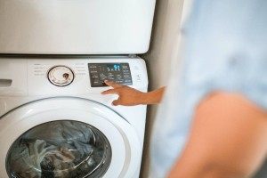 Tips για νοικοκυρές: Τι άλλο μπορούμε να πλύνουμε στο πλυντήριο ρούχων;