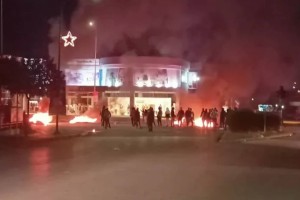 Νέα επεισόδια στον Κορυδαλλό: Φωτιές έχουν ανάψει οι Ρομά στο Σχιστό - Πετούν αντικείμενα στους αστυνομικούς