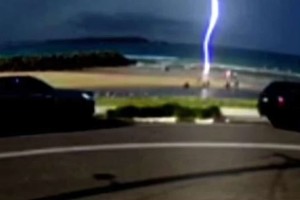 Κεραυνός χτύπησε παιδάκι στη θάλασσα - Σοκαριστικό βίντεο από τη στιγμή της απόλυτης φρίκης