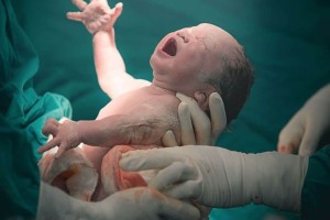 Έπαθε σοκ όταν το αντίκρυσε! Γυναίκα βλέπει το μωρό μετά τον τοκετό και δεν πιστεύει στα μάτια της (video)