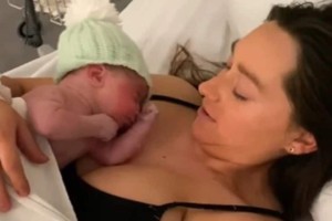 Μητέρα ανεβάζει το νεογέννητο μωρό της στα social media μετά τον τοκετό - Αυτό που ακολουθεί δεν το περίμενε ούτε η ίδια