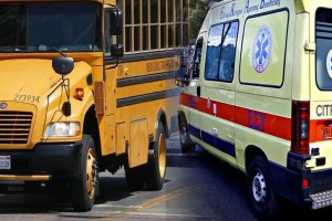 Συναγερμός στη Βούλα: Τροχαίο ατύχημα με σχολικό λεωφορείο!