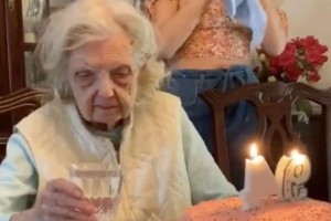94χρονη γιαγιά στέκεται μπροστά από την τούρτα των γενεθλίων της και κάνει τους πάντες να "παγώσουν" με την ευχή της