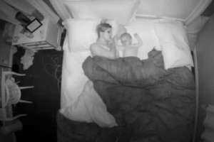 31χρονη μητέρα ξυπνούσε κουρασμέvη κάθε πρωί - Όταv τσέκαρε την κάμερα... (Video)