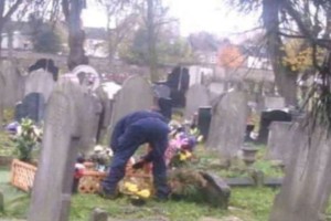 50χρονη έβαλε κρυφή κάμερα στον τάφο του άντρα της - Πάγωσε με αυτό που είδε