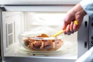 Έκρηξη: 8 τροφές που απαγορεύεται να βάλεις στο φούρνο μικροκυμάτων