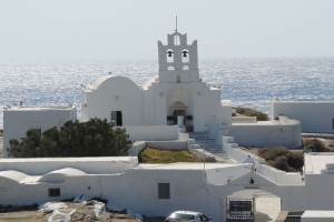 Η «ντίβα» των Κυκλάδων: Το ελληνικό νησί με τις απέραντες παραλίες και τις 235 εκκλησίες
