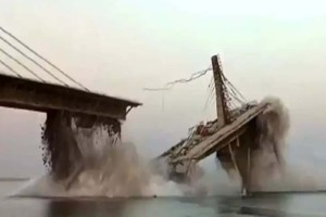 Τρομακτικό βίντεο: Τμήμα γέφυρας στην Ινδία καταρρέει μπροστά στις κάμερες (video)