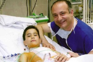 Αυξέντιος Καλαγκός: Ο Έλληνας καρδιοχειρουργός που έχει σώσει αφιλοκερδώς, πάνω από 15.000 παιδάκια - «Ζω διαρκώς εδώ και χρόνια με τα χαμόγελα τους»