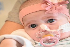 Κέρδισε την ζωή: «Ήταν μαγεία εις διπλούν» - Κοριτσάκι 2 μηνών σώθηκε χάρη σε μια πρωτοποριακή μεταμόσχευση καρδιάς