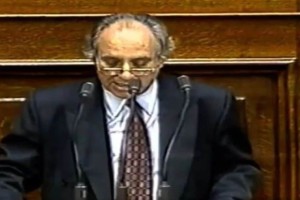 Η ομιλία του μεταδιδόταν live: Το τραγικό τέλος του βουλευτή του ΠΑΣΟΚ που πέθανε ενώ μιλούσε στη βουλή