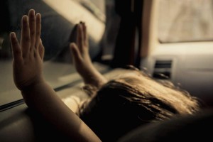 «Σκάω... Φωνάξετε την μαμά μου»: Μητέρα στη Χαλκίδα κλείδωσε το παιδί της στο αμάξι με κλειστά παράθυρα και έφυγε