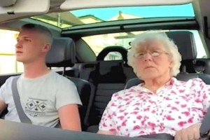 23χρονος βάζει κρυφή κάμερα στο αμάξι και πάει βόλτα την γιαγιά του - Προσέξτε την αντίδρασή της όταν ακούει… (video)