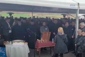 Σπαραγμός στο μνημόσυνο για τα Τέμπη: Ο ιερέας ξέσπασε σε κλάματα διαβάζοντας τα ονόματα των 57 θυμάτων