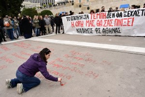 Τραγωδία στα Τέμπη: «Δεν ξέραμε τι είχε γραφτεί» - Η απάντηση του Φρουραρχείου της Βουλής για το σβήσιμο των ονομάτων των νεκρών