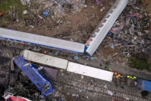 Η Φωτογραφία της Ημέρας: Ένας χρόνος από το πολύνεκρο σιδηροδρομικό δυστύχημα στα Τέμπη