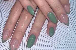 Sage green nails: Η trendy απόχρωση στα νύχια που θα σε φέρει πιο κοντά στην άνοιξη!