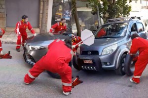 Έχουμε... νικητή στο Αίγιο: Καρναβαλιστές ντύθηκαν μηχανικοί Ferrari και έκαναν pit-stop σε αυτοκίνητα στον δρόμο (video)