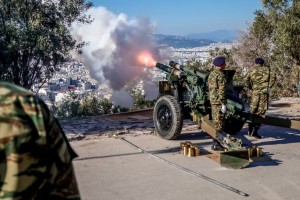 Η Φωτογραφία της Ημέρας: Τιμή στην εθνική επέτειο με 21 κανονιοβολισμούς από τον Λυκαβηττό!