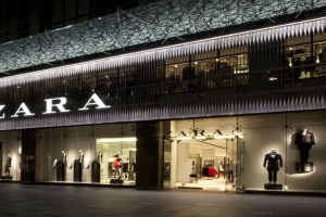 Ουρές στα ZARA: Αυτό είναι το φόρεμα των 10 ευρώ που έχει κάνει χαμό