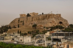 Καιρός σήμερα 25/4: Σποραδικές βροχές και καταιγίδες «καθαρίζουν» την αφρικανική σκόνη