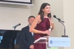 Viral αποφοίτηση στο «Χαροκόπειο»: Πήρε πτυχίο και ευχαρίστησε δημόσια την... Άννα Βίσση! (video)