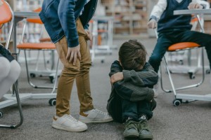 Μέτρα κατά του bullying: Τι αλλάζει σε αποβολές, απουσίες και κινητά τηλέφωνα στα σχολεία