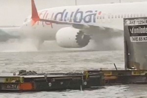 Σκηνές αποκάλυψης στο Ντουμπάι: Πρωτοφανείς πλημμύρες από τις σφοδρές νεροποντές - Το αεροδρόμιο μετατράπηκε σε λίμνη (video)
