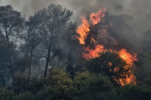 Σούδα: Εκτός ελέγχου η φωτιά κοντά στο Ναύσταθμο - Ενισχύονται οι πυροσβεστικές δυνάμεις