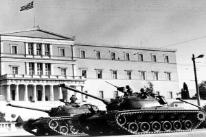 Η Φωτογραφία της Ημέρας: 21η Απριλίου 1967 - Η Ελλάδα στον «γύψο», η δημοκρατία στο απόσπασμα