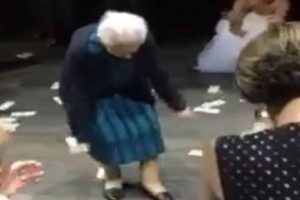 Δε λογαριάζει χρόνια: 98χρονη γιαγιά χόρεψε ζεϊμπέκικο ψυχής στον γάμο της εγγονής της (video)