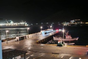 Λεβέντης καπετάνιος «νικάει» τα 11 μποφόρ: Πλοίο δένει στο λιμάνι της Σίφνου, μετά από μια ώρα, υπό απίστευτη κακοκαιρία (video)