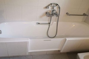 «Γυαλί» η μπανιέρα: Το πιο ξεκούραστο κόλπο για να καθαρίσετε μούχλα και άλατα στη στιγμή
