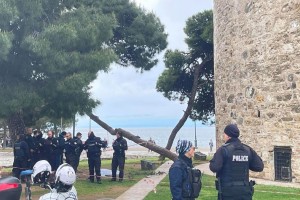 Τραγωδία στη Θεσσαλονίκη: Ταυτοποιήθηκε ο άντρας που έπεσε από τον Λευκό Πύργο