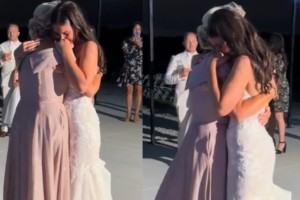 Έκλαιγε στην αγκαλιά της: Νύφη χόρεψε με τη μαμά της στο πάρτυ του γάμου και «λύγισε» το διαδίκτυο