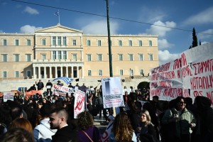 Reuters: «Η ηρεμία στην Ελλάδα έχει αποκατασταθεί, στο Σύνταγμα δεν έχει διαδηλωτές αλλά μουσικούς που διασκεδάζουν τους τουρίστες»