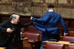 Στον εισαγγελέα ο Κωνσταντίνος Φλώρος για τη βίαιη επίθεση μέσα στη Βουλή - Έσπασε τη μύτη του Βασίλη Γραμμένου (video)