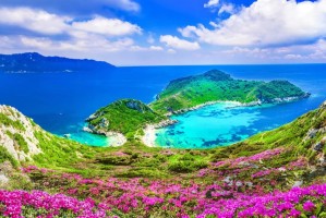 Εκεί που ο παράδεισος συναντά την Ελλάδα: Η μαγευτική παραλία με τα εξωπραγματικά νερά και το απέραντο πράσινο που θυμίζει Εδέμ