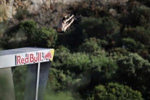 Ποιοι θα είναι οι τυχεροί που θα παρακολουθήσουν τον τελικό του Red Bull Cliff Diving στη Λίμνη Βουλιαγμένη