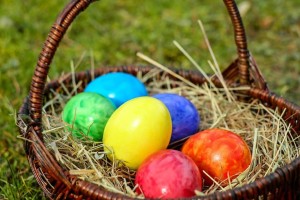 Πανσπερμία χρωμάτων: Πώς να βάψετε με φυσικό τρόπο τα αβγά σας σε 7 φοβερές αποχρώσεις