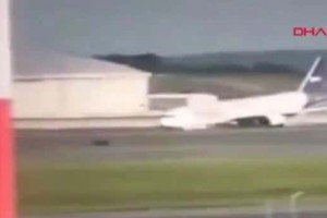 Βίντεο σοκ: Αεροπλάνο προσγειώθηκε με τη μύτη στο αεροδρόμιο της Κωνσταντινούπολης