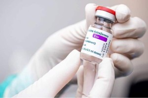 Απέσυρε το εμβόλιο covid η AstraZeneca: Μπορεί να προκαλέσει σπάνια και επικίνδυνη παρενέργεια