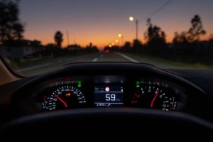 Τέλος η οδήγηση τη νύχτα - Ποιοι δεν θα μπορούν να κάθονται πίσω από το τιμόνι όταν βραδιάζει