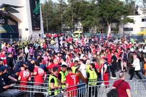 «Κόκκινο ποτάμι» ξεχύθηκε στους δρόμους της Αθήνας: Ξεκίνησαν για την OPAP Arena οι φίλαθλοι του Ολυμπιακού (video-photos)