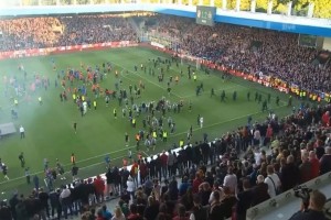 Αδιανόητα επεισόδια στον τελικό Κυπέλλου Τσεχίας: Χούλιγκανς έπαιξαν ξύλο στο χορτάρι και πέταξαν καρέκλες σε δημοσιογράφους! (videos)