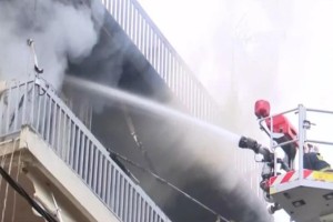 Μεγάλη φωτιά κατακαίει διαμέρισμα στην Αγία Παρασκευή: Επιχειρούν 16 πυροσβέστες - Αναζητούν εγκλωβισμένους